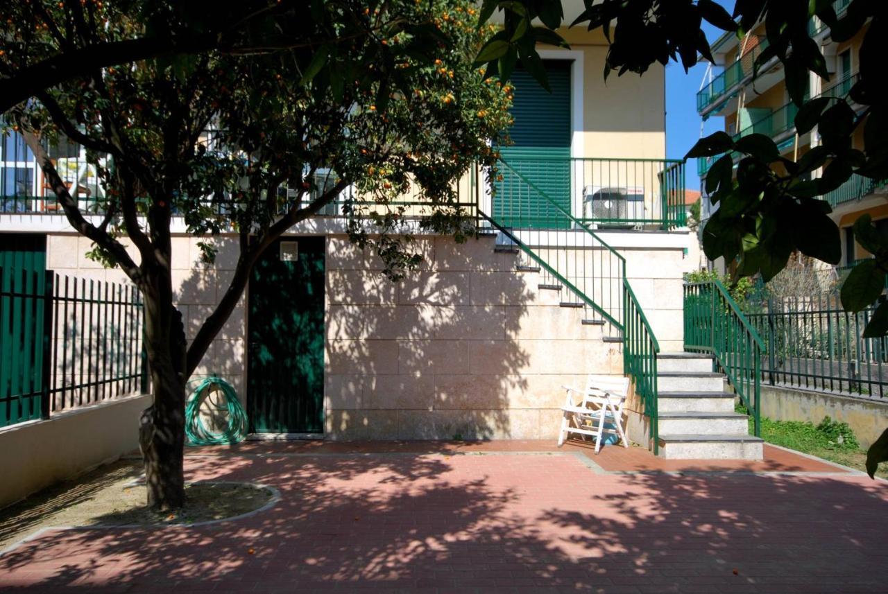 Appartamenti Con Giardino E Posto Auto Per Famiglie Finale Ligure Exteriör bild