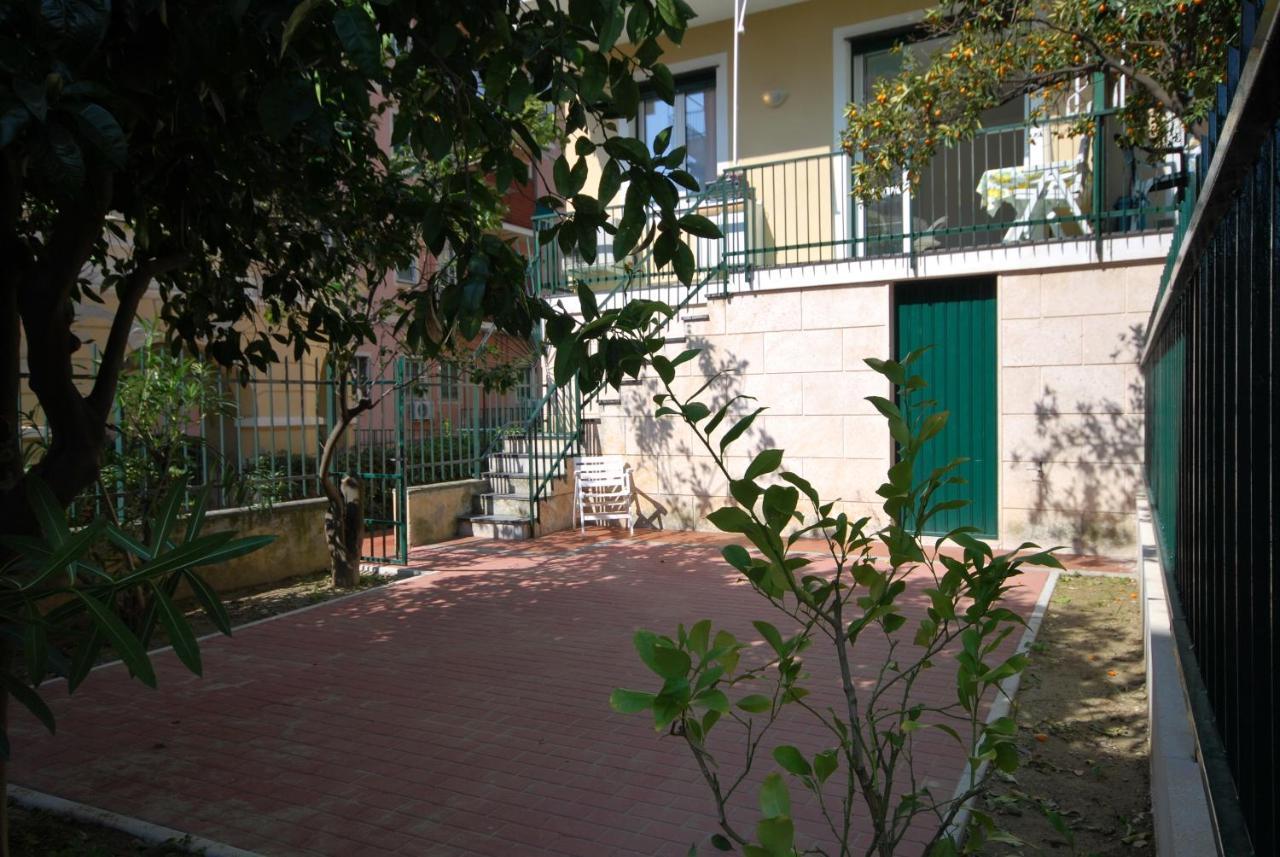 Appartamenti Con Giardino E Posto Auto Per Famiglie Finale Ligure Exteriör bild